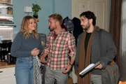 Alicia (Josefin Bressel) ist bereit Tobias (Jan Kittmann, r.) zu helfen und bietet Paul (Niklas Osterloh) an, auf sein Kind Tom aufzupassen.