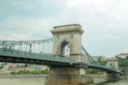 Die Kettenbrücke ist die älteste und bekannteste der neun Budapester Straßenbrücken über die Donau. Sie verbindet die Budaer Seite mit der Pester Seite von Budapest.