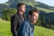 "Der Bergdoktor - Fremdes Herz": Martin (Hans Sigl) und Hans Gruber (Heiko Ruprecht) stehen auf einer Bergwiese und schauen in die Ferne.