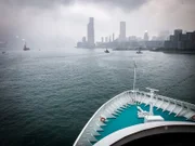 Die "Grand Lady" fährt im Nebel nach Hongkong ein, so dass von der imposanten Skyline der Stadt kaum etwas zu sehen ist.