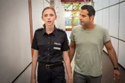 Kim (Carolyn Genzkow, l.) und Tarik (Serhat Cokgezen, r.) haben erfahren, dass der Täter, der schuld an Neles Koma war, sich in der Schule aufhält.