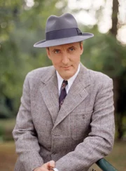 Hugh Fraser (Captain Haistings).