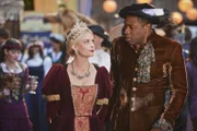 Lavon (Cress Williams, r.) organisiert ein Renaissance-Fest, aber keiner möchte dafür Karten kaufen. Doch Lemon (Jaime King, l.) hilft ihm, eher unfreiwillig, in seiner Not ...