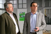 Kommissar Anton Stadler (Dieter Fischer, l.) befragt Bernhard Brandner (Joachim Raaf, r.).