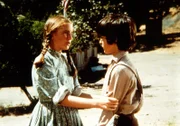 Laura (Melissa Gilbert, l.) sagt Albert (Matthew Laborteaux, r.), dass sie ihn sehr wohl als ihren richtigen Bruder ansieht ...