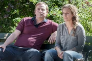 Katharina Selig (Alessija Lause) lässt sich etwas widerwillig auf ein Treffen mit dem Gehörlosenlehrer Karl Stappner (Eckhard Preuß) ein.