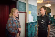 Kim (Carolyn Genzkow, r.) fragt sich, ob Betty  (Lilly Joan Gutzeit, l.) das Schulessen vergiftet hat, weil sie von ihren Schulkameraden gemobbt wurde?