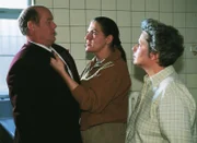 Walter (Katy Karrenbauer, M.) will von Karl Heinz Zöllner (Wolfgang Finck), dem Bruder des ermordeten Gerhard Zöllner, wissen, was er in Reutlitz zu suchen hat (re. Barbara Freier als Uschi).