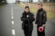 Nach einer Fahrzeugkontrolle bleiben Süher Özlügül (Sophie Dal) und Jens Jensen (Florian Lukas) irritiert zurück.