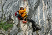 Markus ist auf dem Weg zu einem Einsatz an der Felswand.