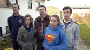 Vater Reinhold (40, Mitte) lebt mit seiner Familie am Existenzminimum – trotz Arbeit. Der eigene Familienbetrieb wirft zu wenig Gewinn ab, die fünfköpfige Familie muss jeden Cent zweimal umdrehen.Vater Reinhold (40, Mitte) lebt mit seiner Familie am Existenzminimum â€“ trotz Arbeit. Der eigene Familienbetrieb wirft zu wenig Gewinn ab, die fĂĽnfkĂ¶pfige Familie muss jeden Cent zweimal umdrehen.