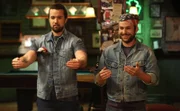 Mac (Rob McElhenney; l.); Charlie Kelly (Charlie Day, r.)