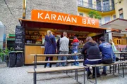 Der Straßenmarkt „Karavan“ bietet zehn verschiedene Stände mit Speisen und Getränken aus Ungarn und der ganzen Welt.