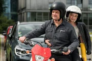 Dr. Lindner testet das Motorrad seiner Patientin Sanna Wieland.