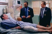 V.l.: Glenn Fordyce (Mandy Patinkin), Detective Green (Jesse L. Martin) und Detective Briscoe (Jerry Orbach).