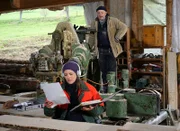 Toni (Roland Frey) ärgert sich, dass Sophie (Janina Flieger) ihre Nase mehr in die Bücher steckt, als die Aufträge zu bearbeiten.