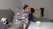 Zwillingsmama Lisa möchte bald ihre Ausbildung zur Altenpflegehelferin beginnen. Vorher möchte sie noch etwas Kraft tanken und hat eine Mutter-Kind-Kur beantragt. Doch die Vorbereitungen gestalten sich schwieriger als gedacht.