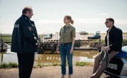V.l.: Ein Polizist, Femke Folkmer (Pia Barucki) und Tjark Wolf (Hendrik Duryn) befinden sich am Tatort. Der Polizist liefert die ersten Indizien an das Ermittlerduo.