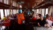 Carmen Bloschies und Oliver Mayer sind mit Reiseleiter Askan auf Entdeckungstour in der Halongbucht. Die bizarren Felslandschaften beeindrucken die Berliner. Sie fahren mit einem Boot in die Bucht. Gemeinsam mit anderen Passagieren genießen sie das Schauspiel in der Halongbucht.