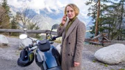 Blum (Anna Maria Mühe) nimmt überrascht einen Anruf auf dem Handy ihres verstorbenen Mannes entgegen.