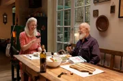 Restaurantkritikerin Susanne Brnic (Antje Widdra, l.) ist begeistert, was Bielefelder (Bill Mockridge, r.) ihr für Leckereien serviert.