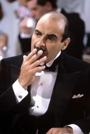 David Suchet (Hercules Poirot).