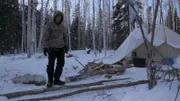 Alex Javor baut eine Leiter aus Holz und Seil. (National Geographic)
