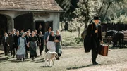 Fidelis Waldvogel (Jonas Nay) nimmt Abschied von seiner Familie. Seine Ehefrau Eva (Leonie Benesch, vorne re.), seine Mutter (Dinah Geiger, vorne 2. v. re.) und seine Angehörigen winken zum Abschied aus der Heimat.
