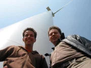 Auch der Wind hat wahnsinnig viel Kraft, die man für die Energiegewinnung nutzen kann. Er treibt riesige Windräder an, die mit einem Generator verbunden sind. Willi und Manfred Dürr vor einer Windkraftanlage.