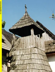 Das "Wahrzeichen von Vlkolinec", der "Glockenturm" in typischer Schindelbauweise.