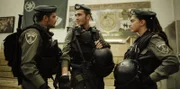 Kobi (Ido Elieli, l.), Avi (Ben Sultan, M.) und Miri (Noa Astanjelove, r.) kommen bei der Grenzschutzdivision in Jerusalem zum Einsatz.