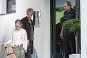 Katja Grainer (Floriane Daniel, M.) tritt mit ihrer Tochter Emma (Hedda Erlebach, l.) die Flucht nach vorne an und stattet Wolfgang Fuchs (Oliver Stokowski, r.) einen Besuch ab.