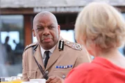 Selwyn Patterson (Don Warrington, l.) genießt eine Tasse Tee im Beisein von Tante Mary (Wendy Craig, r.).