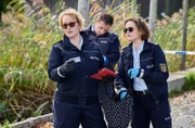 Nele Fehrenbach (Floriane Daniel, l.) und Julia Demmler (Wendy Güntensperger, r.) sichern die Spuren am Tatort.