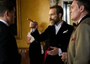 Auf einer Gala lernt Bill (Rob Lowe, l.) den Drogen-Baron Oleg Kraznov (Aleksandar Jovanovic, 2.v.r.) kennen.