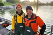 Berufsfischer Martin Dietrich und Moderator Ramon Babazadeh beim morgendlichen Fischen auf dem Untersee in Öhningen.