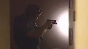 Ein Polizist mit einer Pistole