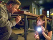 Ein kleiner Hinweis bringt Gil (William Petersen) und Sara (Jorja Fox) auf die Spur des Mörders.