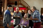 Gregor Kaletsch (Horst Kotterba, M.) und die Kellnerin (Miriam Kaufmann, 2.v.r.) servieren das Essen. Susanne Brnic (Antje Widdra, M.) ist überrascht, Reinhard Bielefelder (Bill Mockridge, l.) und Klaus Schmitz (Hartmut Volle, r.) scheinen nicht am Essen interessiert zu sein.