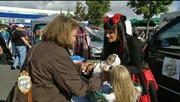 Auf dem Flohmarkt versucht Nina Hagen-Double Tanja ihre 'Schätze' zu verkaufen.