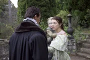 Anne (Natalie Dormer, r.) versucht ihre Unschuld zu beteuern und fleht beim König (Jonatahn Rhys Meyers, l.) um Gnade, doch sie stößt nur auf taube Ohren ...
