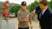 Nick (George Eads) und Vartan (Alex Carter, r.) rollen einen vier Jahre alten Mordfall auf. Eine Benzinprobe soll neue Erkenntnisse bringen.