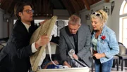 Fanny (Jutta Speidel) und Tristan Hackenbusch (Johann David Talinsky, li.) versuchen Kurt Basinski (Hans-Uwe Bauer) zu helfen, der den Lieblingsschal seiner verstorbenen Lebensgefährtin heimlich mit in den Sarg legt.