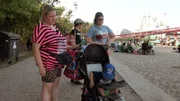 Sandra (li.) genießt mit ihren Kindern Svenja, Angelo und Dave das schöne Sommerwetter am Strand im IGA-Park