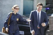 Dr. Brennan (Emily Deschanel, l.); Booth (David Boreanaz, r.)