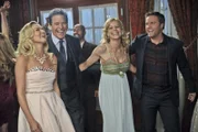 Shelby (Laura Bell Bundy, l.), Brick (Tim Matheson, 2.v.l.), Tansy (Mircea Monroe, 2.v.r.) und George (Scott Porter, r.) ahnen, dass sich in BlueBell einiges ändern wird, auch wenn das Wichtigste immer gleich bleibt ...