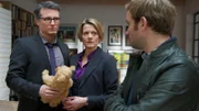 In Olivers Zimmer finden die Ermittler eine große Summe Bargeld, versteckt in einem Teddybär. Wie kam der Junge an so viel Geld? Weder seine Mutter Karin Giegerich noch deren Lebensgefährte Henning Peters haben eine Antwort. Kommissar Nils Theede sucht die Antwort.