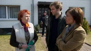 Nachbarin Marlies Nowak (Annemone Haase, l.) hat sich schon immer über das seltsame Zusammenleben von Mutter und Sohn Overbek gewundert. Hans Peter ist nie von der Mutter losgekommen, ihre Krankheiten und Allergien fesselten ihn an sie, gleichzeitig ließ er sich von hier quasi bedienen. Eine seltsame Hassliebe verband die beiden - liegt hier das Mordmotiv? Nils Theede (Jonas Laux, M.) und Katrin Börensen (Claudia Schmutzler, r.) fragen sich das auch.