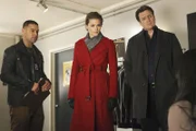 Lanie Parish (Tamala Jones, r.) hat interessante Neuigkeiten für die Ermittler Javier Esposito (Jon Huertas, l.), Kate Beckett (Stana Katic, 2.v.l.) und Richard Castle (Nathan Fillion, 2.v.r.) im aktuellen Fall.