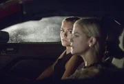 AnnaBeth' (Kaitlyn Black, l.) Traum über das Ende von BlueBell sorgt für einigen Trubel, während Lemon (Jaime King, r.) eine unerwartete Frage beantwortet ...